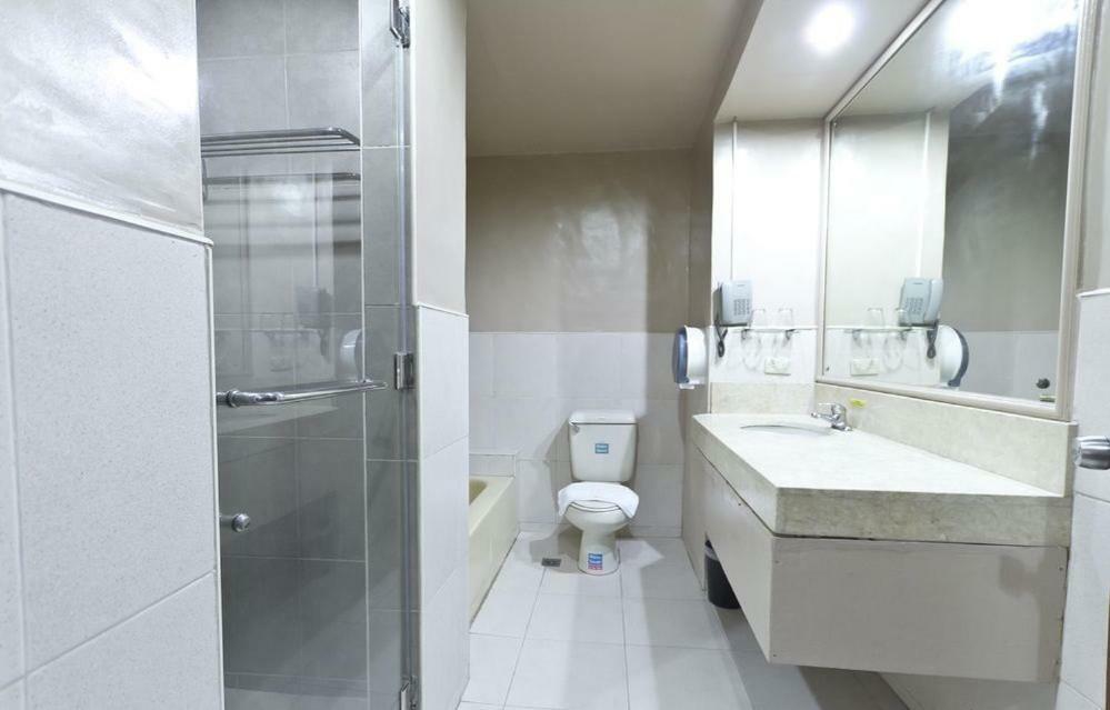 White Knight Hotel Cebu Stadt Exterior foto