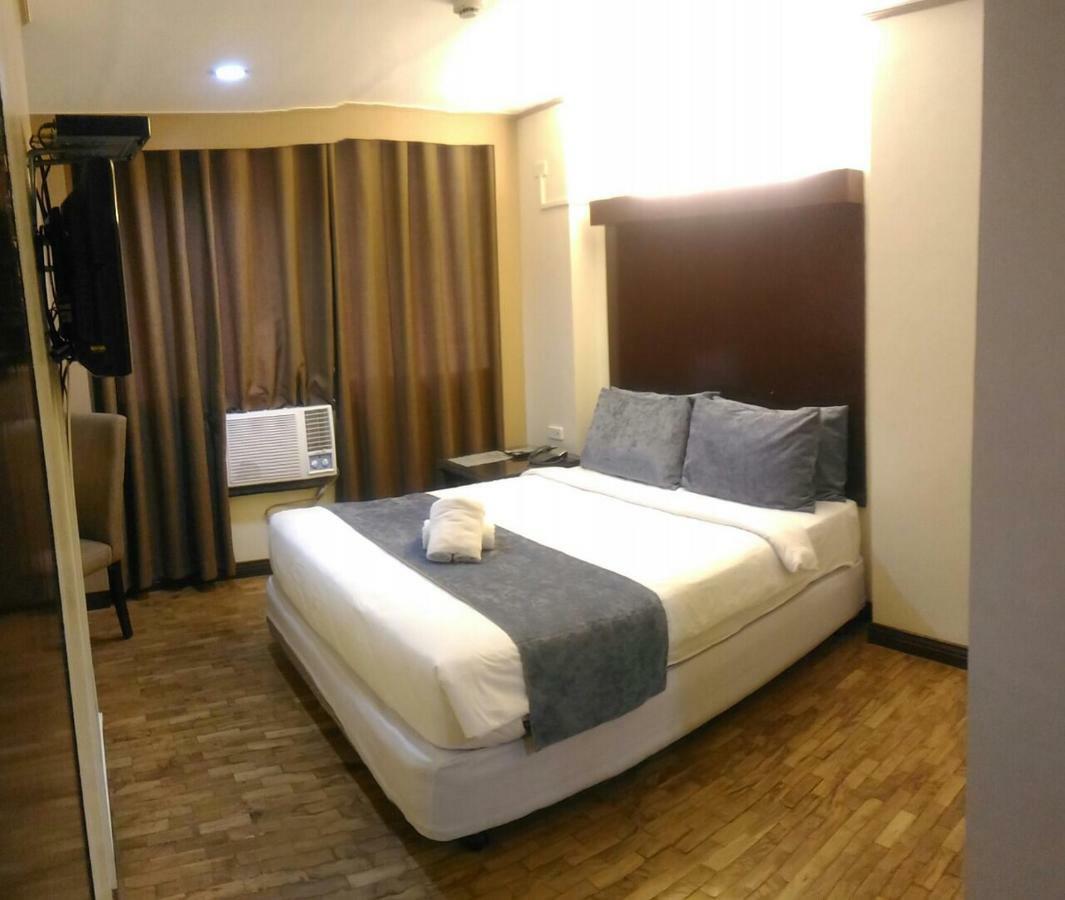 White Knight Hotel Cebu Stadt Exterior foto