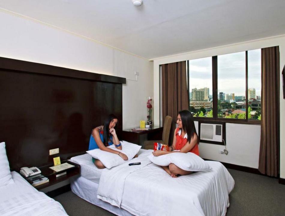 White Knight Hotel Cebu Stadt Exterior foto